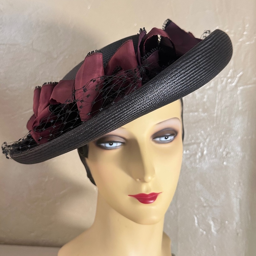 IMPRESSIVE 1940s' BROWN STRAW WID BRIM HAT + ROSY BROWN BOWS + VEILING